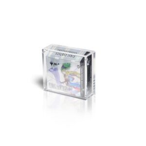 Speciaal ontworpen voor de Magic: The Gathering Collector Booster Box. Magic: The Gathering, de allereerste Trading Card Game ooit gemaakt, blijft groeien binnen de verzamelmarkt. Nieuwe samenwerkingen met franchises zoals Spider-Man, Avatar en Final Fantasy maken sealed producten populairder dan ooit onder verzamelaars. Vooral Collector Booster Boxes worden vaak sealed gehouden en tentoongesteld, waarbij de waarde in de loop der jaren regelmatig stijgt. Deze kristalheldere acrylic case beschermt jouw box tegen stof, UV-straling en slijtage door handling, terwijl de artwork volledig zichtbaar blijft voor een premium display-uitstraling. Specificaties Afmetingen product: 16,1 x 4,9 x 13,9 cm Beschermt waardevolle collector items tegen stof en dagelijkse slijtage Sterke collector-grade N52 magneten voor een veilige en stevige sluiting Kristalhelder acrylic voor een premium display-uitstraling Hoogste UV-bescherming voor langdurige bescherming van jouw sealed product