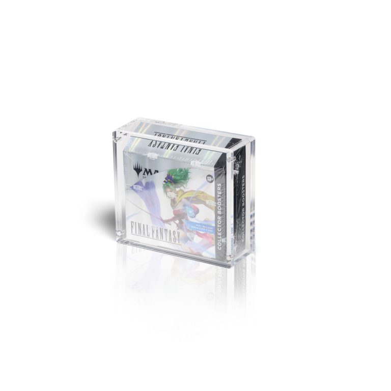 Speciaal ontworpen voor de Magic: The Gathering Collector Booster Box. Magic: The Gathering, de allereerste Trading Card Game ooit gemaakt, blijft groeien binnen de verzamelmarkt. Nieuwe samenwerkingen met franchises zoals Spider-Man, Avatar en Final Fantasy maken sealed producten populairder dan ooit onder verzamelaars. Vooral Collector Booster Boxes worden vaak sealed gehouden en tentoongesteld, waarbij de waarde in de loop der jaren regelmatig stijgt. Deze kristalheldere acrylic case beschermt jouw box tegen stof, UV-straling en slijtage door handling, terwijl de artwork volledig zichtbaar blijft voor een premium display-uitstraling. Specificaties Afmetingen product: 16,1 x 4,9 x 13,9 cm Beschermt waardevolle collector items tegen stof en dagelijkse slijtage Sterke collector-grade N52 magneten voor een veilige en stevige sluiting Kristalhelder acrylic voor een premium display-uitstraling Hoogste UV-bescherming voor langdurige bescherming van jouw sealed product