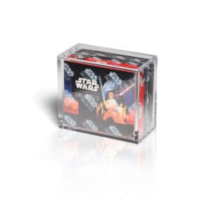 Een transparante acrylic case speciaal ontworpen voor het veilig opslaan en beschermen van een sealed Star Wars Unlimited Booster Box. Star Wars Unlimited sealed boxen groeien snel uit tot echte collector items, of je deze nu sealed bewaart voor de lange termijn of juist wilt tentoonstellen in jouw collectie. Deze case houdt jouw booster box netjes en strak, helpt slijtage door handling te voorkomen en geeft direct een premium display-uitstraling terwijl de artwork volledig zichtbaar blijft. Specificaties Afmetingen product: 16,5 x 8,3 x 14,3 cm Speciaal ontworpen voor Star Wars Unlimited Booster Boxes Kristalhelder acrylic voor een premium display-uitstraling Hoogste UV-bescherming tegen verkleuring en slijtage door licht Sterke collector-grade N52 magneten voor een veilige sluiting
