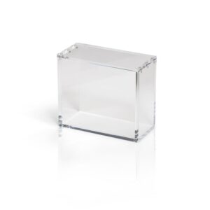 Een transparante acrylic case speciaal ontworpen voor het veilig opslaan en beschermen van een sealed Dragon Ball Super Booster Box. Dragon Ball Super sealed boxen worden vaak bewaard als onderdeel van langdurige collecties, of het nu gaat om display, toekomstige openings of simpelweg omdat de artwork meer verdient dan een leven op een plank. Deze case houdt jouw booster box netjes en strak, helpt slijtage door handling te voorkomen en geeft direct een premium display-uitstraling zonder details van de box te verbergen. Specificaties Afmetingen product: 16,6 x 7,6 x 13,7 cm Speciaal ontworpen voor Dragon Ball Super Booster Boxes Kristalhelder acrylic voor een premium display-uitstraling Hoogste UV-bescherming tegen verkleuring en slijtage door licht Sterke magnetische sluiting voor extra veiligheid en stevigheid