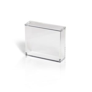 Een transparante acrylic case speciaal ontworpen voor het veilig opslaan en beschermen van een sealed Yu-Gi-Oh! Booster Box (24 packs). Yu-Gi-Oh! sealed boxen zijn al jarenlang een geliefd verzamelobject, van moderne sets en reprints tot oudere boxen die je graag in mint conditie wilt houden. Deze case helpt de verpakking strak en netjes te houden, vermindert slijtage door handling en geeft jouw booster box een premium display-uitstraling terwijl de artwork volledig zichtbaar blijft. Specificaties Afmetingen product: 16,4 x 4,8 x 13,8 cm Speciaal ontworpen voor Yu-Gi-Oh! Booster Boxes (24 packs) Kristalhelder acrylic voor een premium display-uitstraling UV-bescherming tegen verkleuring en slijtage door licht Sterke collector-grade N52 magneten voor een veilige sluiting