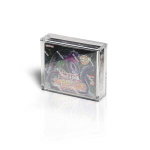 Een transparante acrylic case speciaal ontworpen voor het veilig opslaan en beschermen van een sealed Yu-Gi-Oh! Booster Box (24 packs). Yu-Gi-Oh! sealed boxen zijn al jarenlang een geliefd verzamelobject, van moderne sets en reprints tot oudere boxen die je graag in mint conditie wilt houden. Deze case helpt de verpakking strak en netjes te houden, vermindert slijtage door handling en geeft jouw booster box een premium display-uitstraling terwijl de artwork volledig zichtbaar blijft. Specificaties Afmetingen product: 16,4 x 4,8 x 13,8 cm Speciaal ontworpen voor Yu-Gi-Oh! Booster Boxes (24 packs) Kristalhelder acrylic voor een premium display-uitstraling UV-bescherming tegen verkleuring en slijtage door licht Sterke collector-grade N52 magneten voor een veilige sluiting