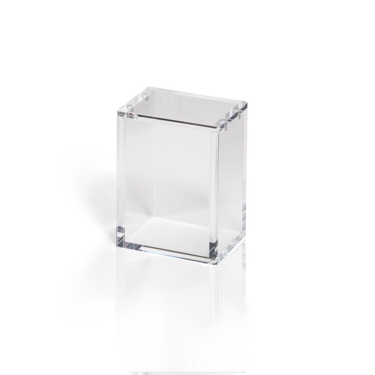 Een transparante acrylic case speciaal ontworpen voor het veilig opslaan en beschermen van een sealed Booster Bundle. Booster Bundles behoren tegenwoordig tot de populairste sealed producten onder verzamelaars, naast ETB’s en Booster Boxes. Dankzij het compacte formaat zijn ze eenvoudig op te slaan én perfect om sealed te displayen. Deze case houdt jouw Booster Bundle netjes en strak, helpt slijtage door handling te voorkomen en geeft direct een premium display-uitstraling terwijl de artwork volledig zichtbaar blijft. Specificaties Afmetingen product: 9,2 x 6,6 x 12,1 cm Speciaal ontworpen voor sealed Booster Bundles Kristalhelder acrylic voor een premium display-uitstraling UV-bescherming tegen verkleuring en slijtage door licht Sterke collector-grade N52 magneten voor een veilige sluiting