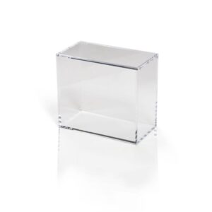 The Acrylic Box was de eerste die een acrylic case voor Elite Trainer Boxes introduceerde met een unieke dikte van maar liefst 6MM. Deze innovatie biedt de perfecte balans tussen elegantie en stevigheid, ontwikkeld vanuit onze passie voor duurzame bescherming van collectibles. Dankzij de krachtige N52 magneten open en sluit de case moeiteloos. Na uitgebreide interne tests is dit uitgegroeid tot één van de sterkste producten binnen de The Acrylic Box collectie. Bescherm jouw items tegen UV-straling terwijl je geniet van een kristalheldere presentatie van je collectie. Specificaties Afmetingen product: 20,3 x 10,4 x 18,2 cm Exclusieve 6MM dikte Zeer stevige collector-grade N52 magneten Gemaakt van 100% Virgin Acrylic om krasvorming te minimaliseren Bescherming tegen UV-straling Geschikt voor verschillende display-opstellingen Premium kwaliteit voor serieuze verzamelaars