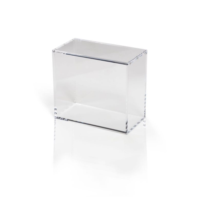The Acrylic Box was de eerste die een acrylic case voor Elite Trainer Boxes introduceerde met een unieke dikte van maar liefst 6MM. Deze innovatie biedt de perfecte balans tussen elegantie en stevigheid, ontwikkeld vanuit onze passie voor duurzame bescherming van collectibles. Dankzij de krachtige N52 magneten open en sluit de case moeiteloos. Na uitgebreide interne tests is dit uitgegroeid tot één van de sterkste producten binnen de The Acrylic Box collectie. Bescherm jouw items tegen UV-straling terwijl je geniet van een kristalheldere presentatie van je collectie. Specificaties Afmetingen product: 20,3 x 10,4 x 18,2 cm Exclusieve 6MM dikte Zeer stevige collector-grade N52 magneten Gemaakt van 100% Virgin Acrylic om krasvorming te minimaliseren Bescherming tegen UV-straling Geschikt voor verschillende display-opstellingen Premium kwaliteit voor serieuze verzamelaars