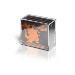 The Acrylic Box was de eerste die een acrylic case voor Elite Trainer Boxes introduceerde met een unieke dikte van maar liefst 6MM. Deze innovatie biedt de perfecte balans tussen elegantie en stevigheid, ontwikkeld vanuit onze passie voor duurzame bescherming van collectibles. Dankzij de krachtige N52 magneten open en sluit de case moeiteloos. Na uitgebreide interne tests is dit uitgegroeid tot één van de sterkste producten binnen de The Acrylic Box collectie. Bescherm jouw items tegen UV-straling terwijl je geniet van een kristalheldere presentatie van je collectie. Specificaties Afmetingen product: 20,3 x 10,4 x 18,2 cm Exclusieve 6MM dikte Zeer stevige collector-grade N52 magneten Gemaakt van 100% Virgin Acrylic om krasvorming te minimaliseren Bescherming tegen UV-straling Geschikt voor verschillende display-opstellingen Premium kwaliteit voor serieuze verzamelaars
