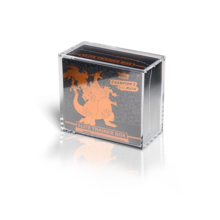The Acrylic Box was de eerste die een acrylic case voor Elite Trainer Boxes introduceerde met een unieke dikte van maar liefst 6MM. Deze innovatie biedt de perfecte balans tussen elegantie en stevigheid, ontwikkeld vanuit onze passie voor duurzame bescherming van collectibles. Dankzij de krachtige N52 magneten open en sluit de case moeiteloos. Na uitgebreide interne tests is dit uitgegroeid tot één van de sterkste producten binnen de The Acrylic Box collectie. Bescherm jouw items tegen UV-straling terwijl je geniet van een kristalheldere presentatie van je collectie. Specificaties Afmetingen product: 20,3 x 10,4 x 18,2 cm Exclusieve 6MM dikte Zeer stevige collector-grade N52 magneten Gemaakt van 100% Virgin Acrylic om krasvorming te minimaliseren Bescherming tegen UV-straling Geschikt voor verschillende display-opstellingen Premium kwaliteit voor serieuze verzamelaars