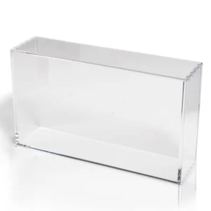 Premium Acrylic Case – Pokémon Ultra Premium Collection Bescherm en presenteer jouw sealed Pokémon Ultra Premium Collection Box met deze hoogwaardige Premium Acrylic Case. De case is speciaal ontworpen voor Ultra Premium Collection (UPC)-boxen en biedt optimale bescherming tegen stof, krassen en dagelijkse slijtage, terwijl de originele verpakking volledig zichtbaar blijft. Ultra Premium Collection Boxes behoren tot de meest gewilde premiumproducten binnen de Pokémon TCG. Dankzij de exclusieve inhoud, luxe afwerking en beperkte beschikbaarheid zijn deze boxen een waardevolle toevoeging aan iedere sealed collectie. Deze Premium Acrylic Case is geschikt voor meerdere populaire UPC-modellen, waaronder de Pokémon 151 Ultra Premium Collection, Terapagos ex Ultra Premium Collection en Mega Charizard X Ultra Premium Collection. Met deze Premium Acrylic Case blijft jouw Ultra Premium Collection uitstekend beschermd én krijgt deze een luxe display-uitstraling die perfect past in een vitrinekast of hoogwaardige sealed collectie.