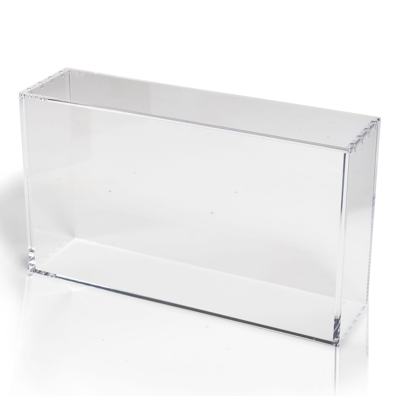 Premium Acrylic Case – Pokémon Ultra Premium Collection Bescherm en presenteer jouw sealed Pokémon Ultra Premium Collection Box met deze hoogwaardige Premium Acrylic Case. De case is speciaal ontworpen voor Ultra Premium Collection (UPC)-boxen en biedt optimale bescherming tegen stof, krassen en dagelijkse slijtage, terwijl de originele verpakking volledig zichtbaar blijft. Ultra Premium Collection Boxes behoren tot de meest gewilde premiumproducten binnen de Pokémon TCG. Dankzij de exclusieve inhoud, luxe afwerking en beperkte beschikbaarheid zijn deze boxen een waardevolle toevoeging aan iedere sealed collectie. Deze Premium Acrylic Case is geschikt voor meerdere populaire UPC-modellen, waaronder de Pokémon 151 Ultra Premium Collection, Terapagos ex Ultra Premium Collection en Mega Charizard X Ultra Premium Collection. Met deze Premium Acrylic Case blijft jouw Ultra Premium Collection uitstekend beschermd én krijgt deze een luxe display-uitstraling die perfect past in een vitrinekast of hoogwaardige sealed collectie.