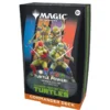 Magic: The Gathering – Teenage Mutant Ninja Turtles Commander Deck: Turtle Power! Pak een stapel pizza’s, spring in de truck en maak je klaar voor een nieuw avontuur. Magic: The Gathering brengt je naar het hart van New York City, waar je samen met de Teenage Mutant Ninja Turtles epische gevechten en avonturen beleeft. Duik de riolen in, skateboard door de bekendste buurten van New York en ontmoet de grootste helden én schurken die de stad ooit heeft gekend. Beleef de wereld van TMNT in de meest gespeelde trading card game ter wereld. Sluit je aan bij Donatello, Michelangelo, Leonardo en Raphael terwijl je het opneemt tegen Shredder en zijn beruchte Foot Clan. 🐢🍕 Cowabunga! Commander Deck – Turtle Power! Turtle Power! is het 5-color Commander Deck (wit, blauw, zwart, rood en groen) uit de Teenage Mutant Ninja Turtles release. Deck thema: werk samen met je Turtle allies en versterk je team met mutagens om je tegenstanders te overrompelen. Voor deze speciale TMNT-release brengt Wizards of the Coast een volledig nieuw Commander Deck uit met al je favoriete personages. Speel met Michelangelo, Donatello, Leonardo, Raphael en Splinter en bouw een team dat klaar is om elke tegenstander te verslaan. Commander is een multiplayer variant van Magic: The Gathering en één van de populairste manieren om Magic te spelen. Iedere speler gebruikt een deck van 99 unieke kaarten dat wordt geleid door een Legendary Creature: de Commander. Door de enorme variatie aan kaarten is elke pot weer anders en blijft het spel eindeloos herspeelbaar. Dit deck bevat maar liefst 43 volledig nieuwe Commander kaarten, speciaal ontworpen voor deze set en perfect passend bij het Teenage Mutant Ninja Turtles thema. Inhoud Teenage Mutant Ninja Turtles Commander Deck 100 black-bordered kaarten Waarvan 43 volledig nieuwe Commander kaarten 6 foil mythic kaarten 10 dubbelzijdige tokens Kartonnen deckbox voor 100 gesleevde kaarten Strategy insert Reference card