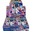 Pokémon TCG – Japanese Ninja Spinner Booster Box (30 Packs) Stap in de schaduw en ontdek de snelheid van de ultieme ninja Pokémon met de Ninja Spinner Booster Box. Deze Japanse set brengt de focus volledig naar de Kalos regio, waar snelheid, precisie en krachtige evoluties centraal staan. Met 30 booster packs is dit dé box voor collectors en spelers die op zoek zijn naar unieke Japanse kaarten en indrukwekkende pulls. Ga op jacht naar toppers zoals Mega Greninja ex SAR en Mega Floette ex, en ontdek prachtige Art Rare kaarten zoals Keldeo, Deoxys en Xerneas met bijzonder artwork. De set bestaat uit 83 main cards, aangevuld met Art Rares, Secret Rares en Special Art Rares, wat zorgt voor veel variatie en sterke hit rates bij het openen. 🎁 Inhoud van de Booster Box: • 30 Pokémon TCG: Ninja Spinner booster packs • Elke booster bevat 5 kaarten