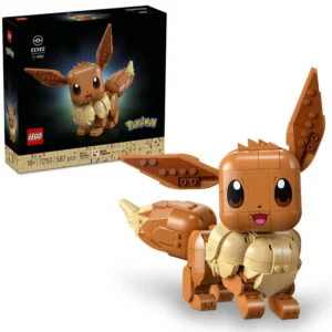 Pokémon LEGO® Eevee Bouwset – 587 Stenen Breng één van de meest geliefde Pokémon tot leven met de Pokémon LEGO® Eevee bouwset. Deze prachtige display set combineert het iconische uiterlijk van Eevee met de creatieve bouwervaring van LEGO®, perfect voor Pokémon fans en verzamelaars. Eevee staat bekend om zijn schattige uitstraling én unieke evolutiemogelijkheden. Met zijn zachte bruine vacht, grote oren en pluizige staart is Eevee al jarenlang een favoriet binnen de Pokémon wereld. Dankzij deze gedetailleerde LEGO® set krijgt Eevee nu een indrukwekkende plek binnen jouw collectie. De set bestaat uit 587 stenen en is ontworpen voor volwassen bouwers en verzamelaars vanaf 18 jaar. Eenmaal gebouwd is Eevee ongeveer 19 cm hoog en ideaal als display item voor een game room, vitrinekast, bureau of Pokémon setup. Beweegbare Pokémon LEGO® Eevee Deze bouwbare Eevee is volledig ontworpen met herkenbare details uit de Pokémon franchise. Het schattige gezicht, de puntige oren en de iconische pluizige staart zijn prachtig vertaald naar LEGO® stenen. Daarnaast is Eevee verstelbaar: Beweegbaar hoofd Verstelbare oren Poserende ledematen Beweegbare staart Zo kun je Eevee in verschillende poses neerzetten, van speels en nieuwsgierig tot klaar voor avontuur. Verborgen verwijzingen naar Eevee evoluties Eevee is één van de meest unieke Pokémon dankzij zijn vele evoluties. Fans kennen natuurlijk evoluties zoals: Flareon Jolteon Vaporeon Espeon Umbreon Leafeon Glaceon Sylveon Tijdens het bouwen ontdek je verborgen verwijzingen naar deze evoluties, wat deze set extra leuk maakt voor echte Pokémon fans en verzamelaars. Perfect voor Pokémon verzamelaars De Pokémon LEGO® Eevee set is niet alleen leuk om te bouwen, maar ook een stijlvolle toevoeging aan iedere Pokémon collectie. Ideaal voor fans die naast kaarten, boosterboxen en sealed producten ook unieke display items verzamelen. Dankzij de LEGO® Builder app kun je de set bovendien samen bouwen via de “Samen bouwen” functie. Zo wordt het ook een leuke activiteit met vrienden of familie. Pokémon LEGO® Eevee cadeau Zoek je een origineel cadeau voor een Pokémon fan? Dan is deze Eevee bouwset een perfecte keuze. De combinatie van bouwen, verzamelen en displaywaarde maakt deze set geschikt voor zowel nieuwe als ervaren Pokémon fans. Inhoud & Specificaties Product: LEGO® Pokémon™ Eevee Aantal stenen: 587 Leeftijd: 18+ Hoogte: ca. 19 cm Beweegbaar hoofd, oren, ledematen en staart Inclusief verborgen verwijzingen naar Eevee evoluties Geschikt als display item, cadeau en verzamelobject