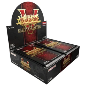 Yu-Gi-Oh: Rarity Collection V - Boosterbox brengt opnieuw één van de meest populaire Yu-Gi-Oh releases terug voor spelers én verzamelaars! 🔥✨ Rarity Collection 5 draait volledig om hoge rarities, meta kaarten en exclusieve variant arts die je nergens anders vindt. Iedere booster zit vol foil kaarten en bevat unieke alternate art varianten met speciale achtergronden, effecten en zelfs chat-style teksten in zowel Engels als Japans. Van competitieve staples tot geliefde favorieten: deze set zit bomvol kaarten waar Yu-Gi-Oh spelers al lange tijd naar uitkijken. Yu-Gi-Oh: Rarity Collection V Boosterbox kopen Rarity Collection sets behoren inmiddels tot de meest geliefde Yu-Gi-Oh producten van de afgelopen jaren. Waarom? Omdat iedere pack waardevol voelt. Iedere booster bevat alleen foil kaarten en geeft spelers de kans om populaire meta kaarten in verschillende premium rarities te openen: ✨ Super Rare ✨ Ultra Rare ✨ Secret Rare ✨ Platinum Secret Rare ✨ Starlight Rare ✨ Prismatic Ultimate Rare ✨ Prismatic Collector’s Rare Daarnaast bevat iedere booster een exclusieve variant art kaart uit een aparte pool speciaal voor Rarity Collection V. Unieke Variant Art kaarten Nieuw in Rarity Collection V zijn de speciale variant art kaarten met compleet aangepaste illustraties. Denk aan: 🔥 Nieuwe achtergronden ✨ Extra effecten en highlights 💬 Chat-style teksten in Engels & Japans 🎴 Nieuwe close-ups en artwork details Deze kaarten geven bekende Yu-Gi-Oh kaarten een compleet nieuwe uitstraling en maken deze set extra interessant voor verzamelaars. Meta kaarten & populaire staples Zoals eerdere Rarity Collections bevat deze set opnieuw veel tournament-level kaarten en populaire staples voor competitieve decks. Kaarten zoals: ⚡ Chaos Angel ⚡ Kashtira Fenrir ⚡ Number C104: Umbral Horror Masquerade ⚡ Mementoal Tecuhtlica - Combined Creation en nog veel meer maken deze set enorm interessant voor spelers die hun decks willen upgraden. Waarom kiezen voor een Rarity Collection Boosterbox? Een boosterbox is dé manier om Rarity Collection V optimaal te beleven: 🔥 Meer packs openen 🎴 Meer kans op hoge rarities ✨ Meer variant art kaarten 📦 Perfect voor spelers én verzamelaars Rarity Collection producten staan bekend om hun sterke openingswaarde, luxe foil afwerking en enorme populariteit binnen de Yu-Gi-Oh community. Voor spelers én verzamelaars Of je nu jaagt op competitieve staples, unieke variant arts of simpelweg houdt van premium foil kaarten — Yu-Gi-Oh: Rarity Collection V is een set die je niet wilt missen. Met exclusieve artwork varianten en een enorme hoeveelheid speelbare kaarten is deze boosterbox een sterke toevoeging aan iedere Yu-Gi-Oh collectie.