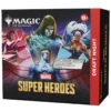 Magic: The Gathering – Marvel Super Heroes Draft Night Avengers... Assemble the Magic! Het Marvel-universum betreedt de wereld van Magic: The Gathering in een spectaculaire crossover vol iconische helden, beruchte schurken en epische gevechten. Kies jouw kant, bouw krachtige decks en strijd met legendarische personages als Captain America, Iron Man, Spider-Man, Fantastic Four, Doctor Doom en Thanos. De Marvel Super Heroes Draft Night is dé manier om samen met vrienden een complete Magic Draft-avond te beleven. Alles wat je nodig hebt voor een avond vol spanning, strategie en Marvel-actie zit in één box. De complete Draft-ervaring voor vier spelers Draft Night is speciaal samengesteld om direct met vier spelers aan de slag te gaan. Iedere speler ontvangt drie Play Boosters waarmee een Pick-Two Draft wordt gespeeld. Hierbij kies je steeds twee kaarten tegelijk, waardoor de draft sneller verloopt en iedere speler meer interessante keuzes krijgt tijdens het bouwen van zijn of haar deck. Na het draften bouwt iedere speler een deck van 40 kaarten met behulp van de meegeleverde basic lands. Vervolgens is het tijd om de strijd aan te gaan en te ontdekken wie de sterkste held – of gevaarlijkste schurk – van de avond wordt. Inclusief Collector Booster als hoofdprijs Alsof een avond draften nog niet leuk genoeg is, bevat iedere Draft Night Box ook een Marvel Super Heroes Collector Booster. Gebruik deze als prijs voor de winnaar of open hem samen na afloop van de draft. Hoe je hem ook inzet, hij zorgt gegarandeerd voor een spectaculaire afsluiting van de avond. Waarom kiezen voor de Marvel Super Heroes Draft Night? Complete Draft-ervaring voor 4 spelers Inclusief 12 officiële Marvel Super Heroes Play Boosters Speel de populaire Pick-Two Draft-variant Bouw direct een 40-kaarten deck Inclusief voldoende Basic Lands Collector Booster inbegrepen als prijs of bonus Perfect voor een gezellige Magic-avond met vrienden Ideaal voor zowel nieuwe als ervaren Magic-spelers Inhoud van de Magic: The Gathering – Marvel Super Heroes Draft Night 12 Magic: The Gathering – Marvel Super Heroes Play Boosters 1 Magic: The Gathering – Marvel Super Heroes Collector Booster 90 Marvel Super Heroes Basic Land-kaarten Organiseer jouw eigen Marvel Draft Night, bouw unieke decks met iconische helden en schurken en beleef een onvergetelijke Magic: The Gathering-avond met vrienden.