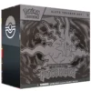 Pokémon TCG: Mega Evolution Pitch Black Elite Trainer Box Bereid je voor op de duisternis van de Mega Evolution-era met de Pokémon TCG: Mega Evolution Pitch Black Elite Trainer Box. Deze premium verzamelbox is de perfecte manier om de nieuwste Pokémon-uitbreiding te ontdekken en bevat alles wat je nodig hebt om jouw collectie of deck naar een hoger niveau te tillen. In Pitch Black worden sterrennachten overschaduwd door de mysterieuze kracht van Mega Darkrai ex. Terwijl schaduwen zich verspreiden, slaan krachtige Pokémon zoals Mega Zeraora ex, Mega Chandelure ex en Mega Excadrill ex terug in één van de meest sfeervolle Pokémon-uitbreidingen van het jaar. Met maar liefst 9 booster packs krijg je volop kansen om nieuwe kaarten uit de set te openen. Daarnaast bevat deze Elite Trainer Box een exclusieve full-art foil promo kaart van Zarude, waardoor dit product extra aantrekkelijk is voor verzamelaars. Naast de kaarten ontvang je ook een uitgebreide selectie premium accessoires, waaronder sleeves, energiekaarten, dobbelstenen en een stevige verzamelbox om je kaarten veilig op te bergen. Inhoud 9 Pokémon TCG: Mega Evolution Pitch Black Booster Packs 1 Full-Art Foil Promo Card van Zarude 65 Kaart sleeves 40 Pokémon TCG Energiekaarten 6 Schade-indicatordobbelstenen 1 Wedstrijd-legale coin-flip dobbelsteen 1 Plastic munt 1 Spelersgids voor de Mega Evolution Pitch Black uitbreiding 1 Verzamelbox 4 Scheidingskaarten 1 Codekaart voor Pokémon TCG Live Waarom kiezen voor de Pitch Black Elite Trainer Box? Exclusieve Full-Art Zarude promo kaart Inclusief 9 booster packs van de nieuwste uitbreiding Complete set accessoires voor spelers Perfect voor verzamelaars én competitieve spelers Ideaal om een nieuwe set te starten of uit te breiden Stevige verzamelbox voor opslag van kaarten en accessoires Of je nu op zoek bent naar bijzondere pulls, een exclusieve promo kaart of een complete Pokémon TCG-ervaring, de Mega Evolution Pitch Black Elite Trainer Box biedt alles wat je nodig hebt om de duistere wereld van Pitch Black te ontdekken.