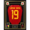 DE EERSTE WK 2026 SHIRTS ZIJN BINNEN! Spanje heeft geschiedenis geschreven als wereldkampioen van het WK 2026 en de eerste memorabilia van de kersverse wereldkampioenen zijn nu binnen bij Collector Store. Als eerste: Lamine Yamal. ⭐ Een van de grootste talenten van zijn generatie én vanaf nu wereldkampioen met Spanje. Yamal maakte deel uit van de Spaanse selectie die deze zomer de wereldtitel veroverde. Een bijzonder verzamelstuk van een speler die op jonge leeftijd al voetbalgeschiedenis schrijft. ✍️ Persoonlijk gesigneerd door Lamine Yamal 🏆 Wereldkampioen 2026 met Spanje 🔒 Certificaat van echtheid van Beckett aanwezig 🖼️ Professioneel ingelijst en klaar voor de collectie 💬 Prijs €900,- Stuur ons een DM of mail naar info@collectorstore.nl. 🎯 Op zoek naar een specifieke wereldkampioen, speler, artiest of andere wereldster? Laat het ons weten!