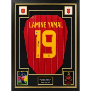 DE EERSTE WK 2026 SHIRTS ZIJN BINNEN! Spanje heeft geschiedenis geschreven als wereldkampioen van het WK 2026 en de eerste memorabilia van de kersverse wereldkampioenen zijn nu binnen bij Collector Store. Als eerste: Lamine Yamal. ⭐ Een van de grootste talenten van zijn generatie én vanaf nu wereldkampioen met Spanje. Yamal maakte deel uit van de Spaanse selectie die deze zomer de wereldtitel veroverde. Een bijzonder verzamelstuk van een speler die op jonge leeftijd al voetbalgeschiedenis schrijft. ✍️ Persoonlijk gesigneerd door Lamine Yamal 🏆 Wereldkampioen 2026 met Spanje 🔒 Certificaat van echtheid van Beckett aanwezig 🖼️ Professioneel ingelijst en klaar voor de collectie 💬 Prijs €900,- Stuur ons een DM of mail naar info@collectorstore.nl. 🎯 Op zoek naar een specifieke wereldkampioen, speler, artiest of andere wereldster? Laat het ons weten!
