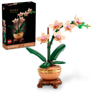 LEGO Botanicals – Miniorchidee 10343 Breng een vleugje natuur in huis met de prachtige LEGO Botanicals Miniorchidee. Deze decoratieve LEGO plant zit vol verfijnde details en combineert een ontspannen bouwervaring met een stijlvol eindresultaat dat perfect past in ieder interieur. De orchidee bestaat uit 5 perzikkleurige bloemen, verschillende bloemknoppen en groene bladeren voor een natuurlijke uitstraling. Het geheel staat in een elegante licht terracottakleurige bloempot op een sokkel met houteffect, waardoor de plant direct klaar is om als decoratie neer te zetten. De orchidee staat in traditionele kunst symbool voor de lente en een nieuw begin. De set maakt daarnaast deel uit van de Vier Edellieden-serie binnen LEGO Botanicals, waarin vier planten samen de vier seizoenen vertegenwoordigen. Combineer de Miniorchidee met de andere sets uit deze collectie voor een compleet botanisch display. Een prachtige toevoeging aan iedere LEGO-collectie en een origineel cadeau voor liefhebbers van bloemen, planten en interieurdecoratie. Productkenmerken Onderdeel van de LEGO Botanicals collectie Bouw een gedetailleerde miniorchidee Voorzien van 5 perzikkleurige bloemen, bloemknoppen en groene bladeren Inclusief licht terracottakleurige bloempot Elegante sokkel met houteffect De orchidee symboliseert de lente en een nieuw begin Onderdeel van de Vier Edellieden-serie Mooi te combineren met andere LEGO Botanicals sets Inclusief gedrukte bouwinstructies en ondersteuning via de LEGO Builder app Specificaties LEGO-nummer: 10343 Aantal onderdelen: 274 Hoogte: ca. 25 cm Serie: LEGO Botanicals