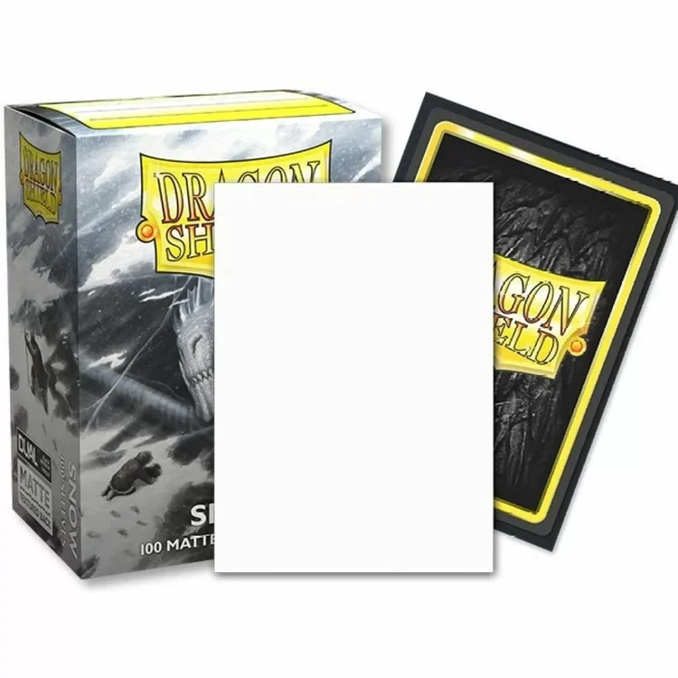 Dragon Shield – Standard Size Dual Matte Sleeves Snow (Nirin) – 100 Sleeves Geef je deck een strakke uitstraling met de Dragon Shield Dual Matte Snow (Nirin) Sleeves. Deze sleeves hebben een heldere voorkant, een witte Snow achterkant en een volledig zwarte binnenzijde, waardoor je kaarten worden omlijst met een stijlvolle zwarte rand. De Dual Matte-serie is volledig ondoorzichtig, waardoor de sleeves ook veilig gebruikt kunnen worden met dubbelzijdige kaarten. De matte, gestructureerde afwerking zorgt daarnaast voor uitstekende handling en soepel schudden tijdens het spelen. SPECIFICATIES Merk: Dragon Shield Serie: Dual Matte Formaat: Standard Size – 63 x 88 mm Inhoud: 100 sleeves Kleur: Snow (Nirin) Zwarte binnenzijde voor een strakke omlijsting van de kaart Volledig ondoorzichtige sleeves Geschikt voor dubbelzijdige kaarten Matte, gestructureerde afwerking Ontworpen voor soepel schudden en uitstekende handling Geschikt voor Standard Size Trading Card Games