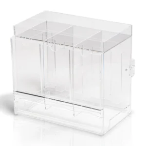 Premium Acrylic Booster Pack Dispenser – 3 Slots Organiseer en presenteer jouw TCG Booster Packs op een professionele manier met de Premium Acrylic Booster Pack Dispenser – 3 Slots. Deze hoogwaardige dispenser is speciaal ontworpen om booster packs overzichtelijk, rechtop en direct toegankelijk te houden, terwijl jouw toonbank, vitrine of display netjes en georganiseerd blijft. Dankzij de drie ruime vakken is de dispenser geschikt voor standaard TCG Booster Packs. De geïntegreerde anti-diefstal slider zorgt voor gecontroleerde uitgifte van de packs, terwijl de magnetische achterdeuren het eenvoudig maken om de dispenser snel bij te vullen. Ideaal voor gebruik in winkels, op evenementen, beurzen of als professionele display tijdens livestreams. Specificaties Afmetingen: 26,2 × 19,4 × 25,5 cm Binnenmaat per vak: 70 × 120 mm Geschikt voor 3 rijen standaard TCG Booster Packs Kristalhelder premium acryl voor een luxe presentatie Geïntegreerde anti-diefstal slider voor gecontroleerde uitgifte Magnetische achterdeuren voor snel en eenvoudig bijvullen Ideaal voor winkels, evenementen, beurzen en streaming-opstellingen