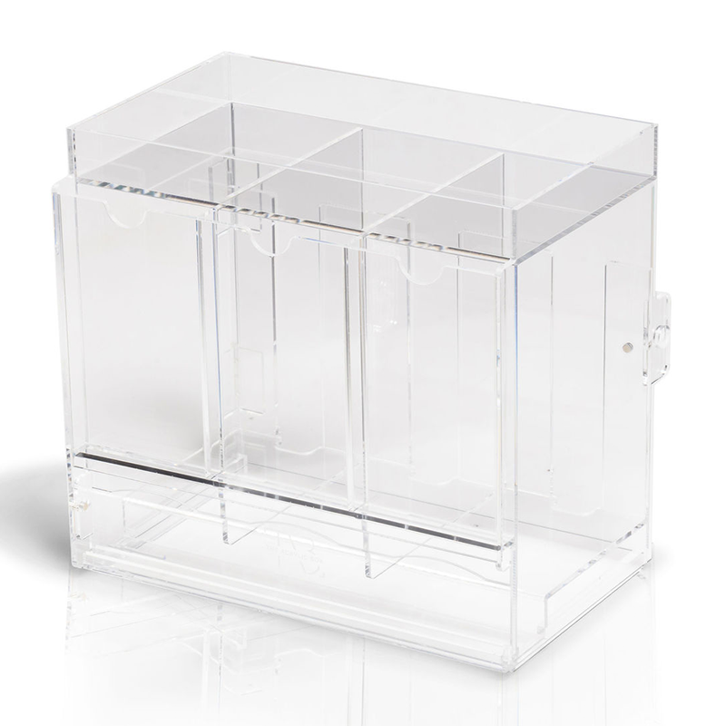 Premium Acrylic Booster Pack Dispenser – 3 Slots Organiseer en presenteer jouw TCG Booster Packs op een professionele manier met de Premium Acrylic Booster Pack Dispenser – 3 Slots. Deze hoogwaardige dispenser is speciaal ontworpen om booster packs overzichtelijk, rechtop en direct toegankelijk te houden, terwijl jouw toonbank, vitrine of display netjes en georganiseerd blijft. Dankzij de drie ruime vakken is de dispenser geschikt voor standaard TCG Booster Packs. De geïntegreerde anti-diefstal slider zorgt voor gecontroleerde uitgifte van de packs, terwijl de magnetische achterdeuren het eenvoudig maken om de dispenser snel bij te vullen. Ideaal voor gebruik in winkels, op evenementen, beurzen of als professionele display tijdens livestreams. Specificaties Afmetingen: 26,2 × 19,4 × 25,5 cm Binnenmaat per vak: 70 × 120 mm Geschikt voor 3 rijen standaard TCG Booster Packs Kristalhelder premium acryl voor een luxe presentatie Geïntegreerde anti-diefstal slider voor gecontroleerde uitgifte Magnetische achterdeuren voor snel en eenvoudig bijvullen Ideaal voor winkels, evenementen, beurzen en streaming-opstellingen