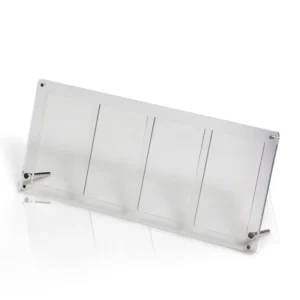 Premium Acrylic Case – 4 Booster Pack Display Presenteer en bescherm jouw favoriete TCG Booster Packs met deze hoogwaardige Premium Acrylic Case voor 4 booster packs. De case is speciaal ontworpen om vier standaardformaat booster packs veilig op hun plaats te houden en te beschermen tegen stof, kreukels, buigen en dagelijkse slijtage. In plaats van losse booster packs biedt deze display een strakke en luxe presentatie waarbij de vier artworks perfect naast elkaar worden weergegeven. Ideaal voor verzamelaars die complete artwork-sets of bijzondere sealed packs stijlvol willen tentoonstellen. Specificaties Afmetingen: 33,6 × 1,4 × 15 cm Geschikt voor 4 standaard TCG Booster Packs Houdt booster packs stevig op hun plaats Kristalhelder premium acryl voor een luxe presentatie UV-bescherming om verkleuring door licht te helpen beperken Voorzien van krachtige magnetische sluiting voor een veilige afsluiting