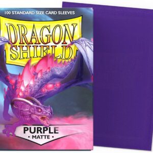 Dragon Shield – Standard Size Matte Sleeves Purple – 100 Sleeves Bescherm je kaarten met Dragon Shield Matte Sleeves. Deze stevige sleeves combineren betrouwbare bescherming met een matte paarse achterkant, ideaal voor zowel casual als competitief gebruik. De sleeves hebben een standaardformaat van 63 x 88 mm en zijn PVC-vrij. Ze zijn geschikt voor populaire Trading Card Games zoals Magic: The Gathering, Pokémon TCG en Lord of the Rings TCG. Iedere box bevat 100 sleeves en is voorzien van een printed label waarop je eenvoudig de naam van je favoriete deck kunt noteren. SPECIFICATIES Merk: Dragon Shield Serie: Matte Formaat: Standard Size – 63 x 88 mm Inhoud: 100 sleeves Kleur: Paars Matte achterkant PVC-vrij Geschikt voor Magic: The Gathering, Pokémon TCG, Lord of the Rings TCG en andere Standard Size kaartspellen Inclusief printed label voor het labelen van je deck Geschikt voor spelen, vervoeren en bewaren