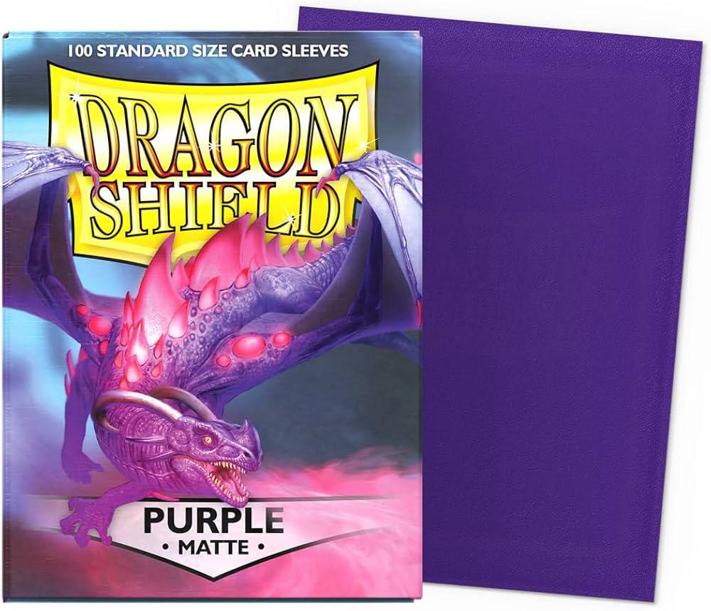 Dragon Shield – Standard Size Matte Sleeves Purple – 100 Sleeves Bescherm je kaarten met Dragon Shield Matte Sleeves. Deze stevige sleeves combineren betrouwbare bescherming met een matte paarse achterkant, ideaal voor zowel casual als competitief gebruik. De sleeves hebben een standaardformaat van 63 x 88 mm en zijn PVC-vrij. Ze zijn geschikt voor populaire Trading Card Games zoals Magic: The Gathering, Pokémon TCG en Lord of the Rings TCG. Iedere box bevat 100 sleeves en is voorzien van een printed label waarop je eenvoudig de naam van je favoriete deck kunt noteren. SPECIFICATIES Merk: Dragon Shield Serie: Matte Formaat: Standard Size – 63 x 88 mm Inhoud: 100 sleeves Kleur: Paars Matte achterkant PVC-vrij Geschikt voor Magic: The Gathering, Pokémon TCG, Lord of the Rings TCG en andere Standard Size kaartspellen Inclusief printed label voor het labelen van je deck Geschikt voor spelen, vervoeren en bewaren