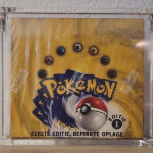 Pokémon Base Set 1st Edition Booster Box – Nederlands Een bijzonder stukje Pokémon-geschiedenis voor de serieuze verzamelaar: de Pokémon Base Set 1st Edition Booster Box – Nederlandse editie. Deze zeldzame, originele boosterbox komt uit de beginperiode van de Pokémon Trading Card Game en is nog volledig geseald. De Nederlandse 1st Edition-uitgave is tegenwoordig zeer lastig te vinden, zeker in gesealde staat, en vormt daarmee een uniek verzamelobject voor liefhebbers van vintage Pokémon. De Base Set is de set waarmee het voor veel verzamelaars allemaal begon en bevat iconische Pokémon uit de eerste generatie, waaronder Charizard, Blastoise en Venusaur. Productinformatie Pokémon TCG Base Set 1st Edition Nederlandse editie Originele vintage boosterbox Factory sealed Zeer zeldzaam verzamelobject Geschikt voor een hoogwaardige sealed Pokémon-collectie ⚠️ ALLEEN AFHALEN Vanwege de zeldzaamheid en hoge verzamelwaarde van dit item wordt deze boosterbox niet verzonden. De box kan uitsluitend worden afgehaald bij Collector Store. Na het plaatsen van de bestelling nemen wij contact met u op om een afspraak voor het afhalen te maken.