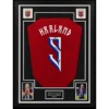 Erling Braut Haaland – Gesigneerd Noorwegen Shirt | Professioneel Ingelijst & Gecertificeerd Een exclusief verzamelstuk van één van de meest gevreesde spitsen van zijn generatie: Erling Braut Haaland. Dit Noorwegen-shirt is persoonlijk gesigneerd door Erling Braut Haaland en professioneel verwerkt in een luxe memorabilia-display. Een indrukwekkend collectors item dat de kracht, doelgerichtheid en internationale uitstraling van de Noorse superster perfect weerspiegelt. Het gezicht van het Noorse voetbal Erling Braut Haaland heeft zich in razendsnel tempo ontwikkeld tot één van de grootste namen binnen het internationale voetbal. Met zijn explosieve snelheid, fysieke kracht en uitzonderlijke scorend vermogen behoort hij tot de absolute wereldtop. Als aanvoerder en boegbeeld van het Noorse nationale elftal inspireert Haaland een nieuwe generatie voetballers en fans. Zijn optredens in het iconische rood van Noorwegen maken dit gesigneerde shirt tot een bijzonder verzamelobject voor iedere voetballiefhebber. Gesigneerd & gecertificeerd Het shirt is persoonlijk gesigneerd door Erling Braut Haaland en wordt geleverd met een certificaat van echtheid. Daarnaast is het professioneel ingelijst met hoogwaardige materialen om het shirt optimaal te presenteren én te beschermen. Hierdoor is het direct klaar om een prominente plaats te krijgen in een collectie, kantoor, mancave of andere bijzondere ruimte. Productkenmerken: Noorwegen voetbalshirt Persoonlijk gesigneerd door Erling Braut Haaland Inclusief certificaat van echtheid Professioneel en luxe ingelijst Premium voetbalmemorabilia Exclusief display- en verzamelobject Direct klaar om tentoongesteld te worden Een premium collectors item Gesigneerde memorabilia van Erling Braut Haaland behoren wereldwijd tot de meest gewilde voetbalverzamelobjecten. Dit professioneel ingelijste Noorwegen-shirt combineert exclusiviteit, authenticiteit en een luxe presentatie in één indrukwekkend display. Een premium verzamelstuk voor liefhebbers van Erling Braut Haaland, het Noorse nationale elftal en exclusieve voetbalmemorabilia. Een Noorse goalgetter. Een iconische handtekening. Een exclusief stuk voetbalgeschiedenis.