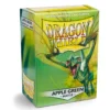 Dragon Shield – Standard Size Matte Sleeves Apple Green – 100 Sleeves Bescherm je kaarten met Dragon Shield Matte Sleeves. Deze stevige sleeves combineren betrouwbare bescherming met een matte appelgroene achterkant, ideaal voor zowel casual als competitief gebruik. De sleeves hebben een standaardformaat van 63 x 88 mm en zijn PVC-vrij. Ze zijn geschikt voor populaire Trading Card Games zoals Magic: The Gathering, Pokémon TCG en Lord of the Rings TCG. Iedere box bevat 100 sleeves en is voorzien van een printed label waarop je eenvoudig de naam van je favoriete deck kunt noteren. SPECIFICATIES Merk: Dragon Shield Serie: Matte Formaat: Standard Size – 63 x 88 mm Inhoud: 100 sleeves Kleur: Appelgroen (Apple Green) Matte achterkant PVC-vrij Geschikt voor Magic: The Gathering, Pokémon TCG, Lord of the Rings TCG en andere Standard Size kaartspellen Inclusief printed label voor het labelen van je deck Geschikt voor spelen, vervoeren en bewaren