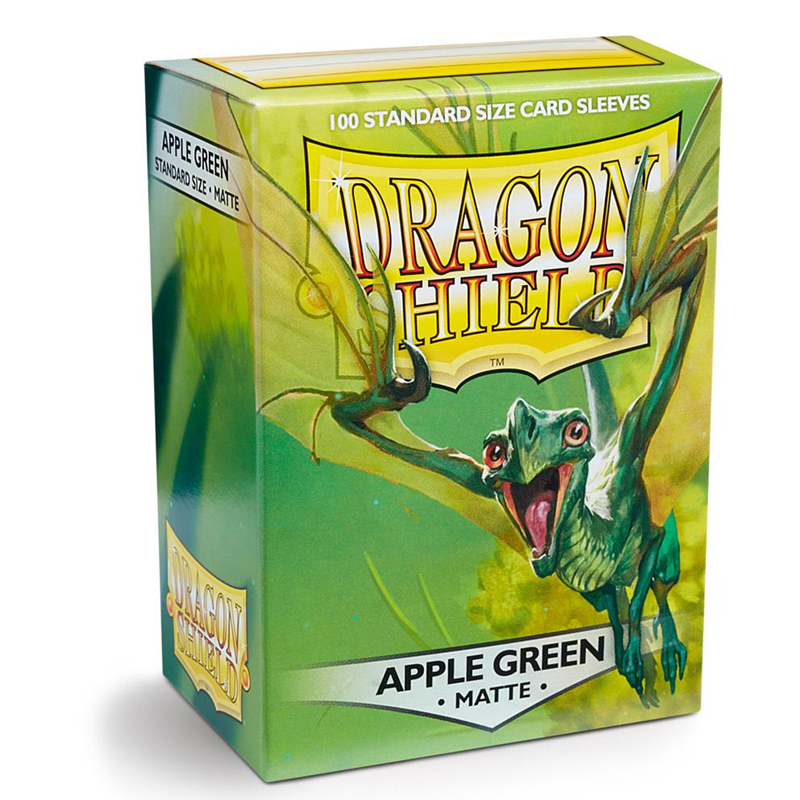 Dragon Shield – Standard Size Matte Sleeves Apple Green – 100 Sleeves Bescherm je kaarten met Dragon Shield Matte Sleeves. Deze stevige sleeves combineren betrouwbare bescherming met een matte appelgroene achterkant, ideaal voor zowel casual als competitief gebruik. De sleeves hebben een standaardformaat van 63 x 88 mm en zijn PVC-vrij. Ze zijn geschikt voor populaire Trading Card Games zoals Magic: The Gathering, Pokémon TCG en Lord of the Rings TCG. Iedere box bevat 100 sleeves en is voorzien van een printed label waarop je eenvoudig de naam van je favoriete deck kunt noteren. SPECIFICATIES Merk: Dragon Shield Serie: Matte Formaat: Standard Size – 63 x 88 mm Inhoud: 100 sleeves Kleur: Appelgroen (Apple Green) Matte achterkant PVC-vrij Geschikt voor Magic: The Gathering, Pokémon TCG, Lord of the Rings TCG en andere Standard Size kaartspellen Inclusief printed label voor het labelen van je deck Geschikt voor spelen, vervoeren en bewaren