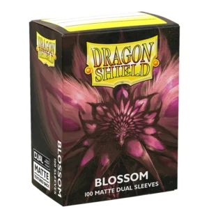 Dragon Shield – Standard Size Dual Matte Sleeves Blossom – 100 Sleeves Geef je deck een zachte, stijlvolle uitstraling met de Dragon Shield Dual Matte Blossom Sleeves. De pastelroze Blossom-kleur geeft je deck een subtiele en frisse look. De Dual Matte-serie is volledig ondoorzichtig en combineert de populaire gestructureerde Matte-afwerking van Dragon Shield met een zwarte binnenzijde, die een stijlvolle omlijsting rond je kaarten creëert. De sleeves hebben een transparante voorkant en een gestructureerde matte achterkant voor uitstekende handling en soepel schudden. Iedere verpakking bevat 100 Standard Size sleeves voor kaarten tot 63 x 88 mm en wordt geleverd in een herbruikbare kartonnen deckbox voor het bewaren en organiseren van je kaarten. SPECIFICATIES Merk: Dragon Shield Serie: Dual Matte Formaat: Standard Size – geschikt voor kaarten tot 63 x 88 mm Inhoud: 100 sleeves Kleur: Blossom (Pastelroze) Transparante voorkant Gestructureerde matte achterkant Zwarte binnenzijde voor een strakke omlijsting van de kaart Volledig ondoorzichtig Geschikt voor dubbelzijdige kaarten Ontworpen voor soepel schudden en uitstekende handling Inclusief herbruikbare kartonnen deckbox Geschikt voor Magic: The Gathering, Pokémon TCG, Disney Lorcana en andere Standard Size kaartspellen