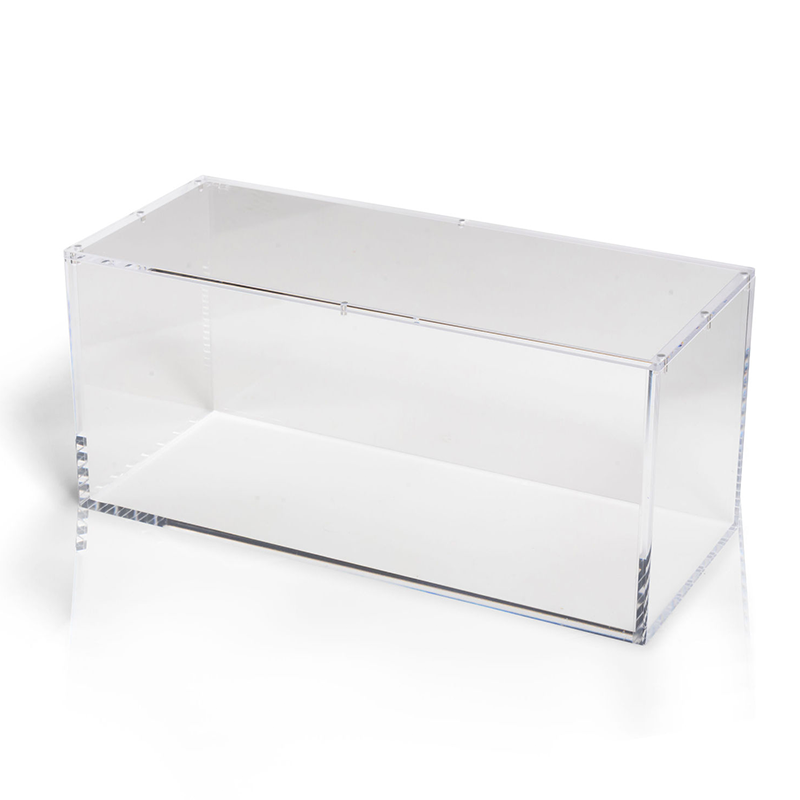 Premium Acrylic Case – Pokémon Master Case (6 Booster Boxes) Bescherm en presenteer jouw sealed Pokémon Master Case met deze hoogwaardige Premium Acrylic Case. De case is speciaal ontworpen voor een originele kartonnen Master Case met 6 Booster Boxes en biedt optimale bescherming tegen stof, krassen en dagelijkse slijtage, terwijl de originele verpakking en de verzegeling volledig zichtbaar blijven. Een Pokémon Master Case is een van de meest exclusieve sealed verzamelobjecten voor serieuze verzamelaars. De originele blauwe fabriekstape bewijst dat de inhoud ongeopend is en rechtstreeks uit de fabriek komt. Deze Premium Acrylic Case houdt de blauwe verzegeling duidelijk zichtbaar, beschermt de kartonnen doos tegen beschadigingen en geeft jouw Master Case een luxe display-uitstraling die perfect past in iedere hoogwaardige sealed collectie.