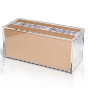 Premium Acrylic Case – Pokémon Master Case (6 Booster Boxes) Bescherm en presenteer jouw sealed Pokémon Master Case met deze hoogwaardige Premium Acrylic Case. De case is speciaal ontworpen voor een originele kartonnen Master Case met 6 Booster Boxes en biedt optimale bescherming tegen stof, krassen en dagelijkse slijtage, terwijl de originele verpakking en de verzegeling volledig zichtbaar blijven. Een Pokémon Master Case is een van de meest exclusieve sealed verzamelobjecten voor serieuze verzamelaars. De originele blauwe fabriekstape bewijst dat de inhoud ongeopend is en rechtstreeks uit de fabriek komt. Deze Premium Acrylic Case houdt de blauwe verzegeling duidelijk zichtbaar, beschermt de kartonnen doos tegen beschadigingen en geeft jouw Master Case een luxe display-uitstraling die perfect past in iedere hoogwaardige sealed collectie.