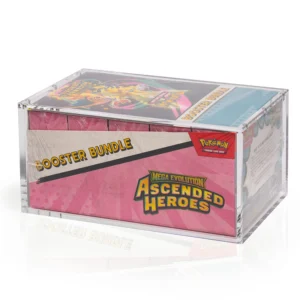 Premium Acrylic Case – Pokémon Booster Bundle Retail Display V2 Bescherm en presenteer jouw sealed Pokémon Booster Bundle Retail Display met deze hoogwaardige Premium Acrylic Case V2. Deze vernieuwde uitvoering is speciaal ontworpen voor de nieuwe Booster Bundle Retail Displays die vanaf maart 2026 zijn uitgebracht, waaronder Ascending Heroes en The Perfect Order. De Booster Bundle Retail Display is een geliefd verzamelobject onder sealed Pokémon-verzamelaars. Dankzij het compacte formaat en de fraaie presentatie is het een echte blikvanger in iedere collectie. Met deze Premium Acrylic Case blijft jouw retail display optimaal beschermd tegen stof, krassen en dagelijkse slijtage, terwijl de originele verpakking volledig zichtbaar blijft. Zo behoudt jouw display zijn premium uitstraling, zowel in een vitrinekast als op een verzamelplank. Deze case is uitsluitend geschikt voor Pokémon Booster Bundle Retail Displays vanaf maart 2026. Controleer vóór het bestellen altijd of jouw Retail Display compatibel is met dit formaat. Specificaties Afmetingen: 27,5 × 16,8 × 13,2 cm Speciaal ontworpen voor Pokémon Booster Bundle Retail Displays vanaf maart 2026 Geschikt voor onder andere Ascending Heroes en The Perfect Order Kristalhelder premium acryl voor een luxe presentatie Hoogwaardige UV-bescherming om verkleuring door licht te helpen beperken Voorzien van krachtige Collector Grade N52-magneten voor een veilige en stevige sluiting