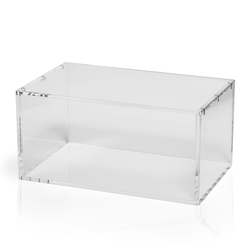 Premium Acrylic Case – Pokémon Booster Bundle Retail Display V2 Bescherm en presenteer jouw sealed Pokémon Booster Bundle Retail Display met deze hoogwaardige Premium Acrylic Case V2. Deze vernieuwde uitvoering is speciaal ontworpen voor de nieuwe Booster Bundle Retail Displays die vanaf maart 2026 zijn uitgebracht, waaronder Ascending Heroes en The Perfect Order. De Booster Bundle Retail Display is een geliefd verzamelobject onder sealed Pokémon-verzamelaars. Dankzij het compacte formaat en de fraaie presentatie is het een echte blikvanger in iedere collectie. Met deze Premium Acrylic Case blijft jouw retail display optimaal beschermd tegen stof, krassen en dagelijkse slijtage, terwijl de originele verpakking volledig zichtbaar blijft. Zo behoudt jouw display zijn premium uitstraling, zowel in een vitrinekast als op een verzamelplank. Deze case is uitsluitend geschikt voor Pokémon Booster Bundle Retail Displays vanaf maart 2026. Controleer vóór het bestellen altijd of jouw Retail Display compatibel is met dit formaat. Specificaties Afmetingen: 27,5 × 16,8 × 13,2 cm Speciaal ontworpen voor Pokémon Booster Bundle Retail Displays vanaf maart 2026 Geschikt voor onder andere Ascending Heroes en The Perfect Order Kristalhelder premium acryl voor een luxe presentatie Hoogwaardige UV-bescherming om verkleuring door licht te helpen beperken Voorzien van krachtige Collector Grade N52-magneten voor een veilige en stevige sluiting