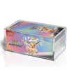 Premium Acrylic Case – Pokémon Booster Bundle Retail Display Bescherm en presenteer jouw sealed Pokémon Booster Bundle Retail Display met deze hoogwaardige Premium Acrylic Case. De case is speciaal ontworpen om jouw retail display optimaal te beschermen tegen stof, krassen en dagelijkse slijtage, terwijl de originele verpakking volledig zichtbaar blijft. De Booster Bundle Retail Display is uitgegroeid tot een van de populairste sealed Pokémon-producten onder verzamelaars. Dankzij het compacte formaat is de display eenvoudig op te bergen en vormt deze een prachtige blikvanger in iedere collectie. Met deze Premium Acrylic Case blijft jouw retail display in uitstekende conditie en krijgt deze een luxe display-uitstraling die perfect past in een vitrinekast of op een verzamelplank. Specificaties Afmetingen: 28,3 × 16,6 × 12,3 cm Speciaal ontworpen voor een Pokémon Booster Bundle Retail Display Kristalhelder premium acryl voor een luxe presentatie Hoogwaardige UV-bescherming om verkleuring door licht te helpen beperken Voorzien van krachtige Collector Grade N52-magneten voor een veilige en stevige sluiting