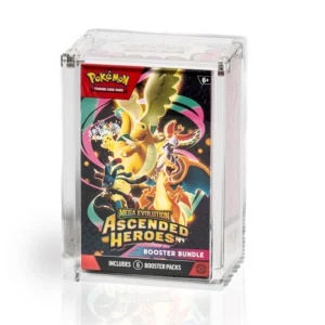 Premium Acrylic Case – Pokémon Booster Bundle V2 Bescherm en presenteer jouw sealed Pokémon Booster Bundle met deze hoogwaardige Premium Acrylic Case V2. Deze vernieuwde uitvoering is speciaal ontworpen voor de nieuwe Booster Bundle-formaten die vanaf maart 2026 zijn uitgebracht, waaronder Ascending Heroes en The Perfect Order. Booster Bundles behoren tot de populairste sealed Pokémon-producten onder verzamelaars. Dankzij het compacte formaat zijn ze eenvoudig op te bergen en vormen ze een prachtige aanvulling op iedere sealed collectie. Met deze Premium Acrylic Case V2 bescherm je jouw Booster Bundle tegen stof, krassen en dagelijkse slijtage, terwijl de originele verpakking volledig zichtbaar blijft. Deze case is uitsluitend geschikt voor Pokémon Booster Bundles vanaf maart 2026. Controleer vóór het bestellen altijd of jouw Booster Bundle compatibel is met dit formaat. Specificaties Afmetingen: 9,3 × 6,4 × 13,2 cm Speciaal ontworpen voor Pokémon Booster Bundles vanaf maart 2026 Geschikt voor onder andere Ascending Heroes en The Perfect Order Kristalhelder premium acryl voor een luxe presentatie UV-bescherming om verkleuring door licht te helpen beperken Voorzien van krachtige Collector Grade N52-magneten voor een veilige en stevige sluiting