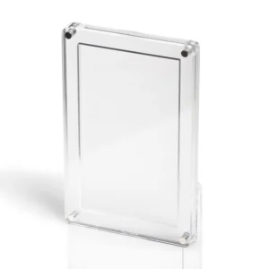 Premium Acrylic Case – TCG Booster Pack Bescherm en presenteer jouw favoriete TCG Booster Pack met deze hoogwaardige Premium Acrylic Case. De case is speciaal ontworpen voor standaardformaat booster packs en biedt optimale bescherming tegen stof, krassen, kreukels en dagelijkse slijtage, terwijl de originele verpakking volledig zichtbaar blijft. Booster packs zijn kwetsbaar voor beschadigingen aan de hoeken, de seal en de verpakking. Deze Premium Acrylic Case is opgebouwd uit drie stevige acrylplaten, waardoor jouw booster pack stevig op zijn plaats blijft en een strakke, luxe presentatie krijgt. Ideaal voor zeldzame packs, vintage uitgaven of moderne sealed collectibles. Specificaties Afmetingen: 14 × 8,8 × 1,1 cm (0,3 + 0,5 + 0,3 cm) Binnenmaat: 11,8 × 6,8 cm Speciaal ontworpen voor standaard TCG Booster Packs Opgebouwd uit 3 lagen premium acryl voor een stevige en nauwkeurige pasvorm Kristalhelder premium acryl voor een luxe presentatie UV-bescherming om verkleuring door licht te helpen beperken Voorzien van krachtige magnetische sluiting voor een veilige afsluiting