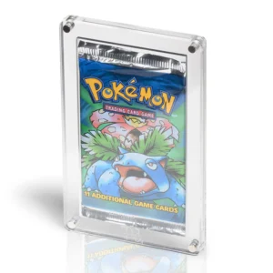 Premium Acrylic Case – TCG Booster Pack Bescherm en presenteer jouw favoriete TCG Booster Pack met deze hoogwaardige Premium Acrylic Case. De case is speciaal ontworpen voor standaardformaat booster packs en biedt optimale bescherming tegen stof, krassen, kreukels en dagelijkse slijtage, terwijl de originele verpakking volledig zichtbaar blijft. Booster packs zijn kwetsbaar voor beschadigingen aan de hoeken, de seal en de verpakking. Deze Premium Acrylic Case is opgebouwd uit drie stevige acrylplaten, waardoor jouw booster pack stevig op zijn plaats blijft en een strakke, luxe presentatie krijgt. Ideaal voor zeldzame packs, vintage uitgaven of moderne sealed collectibles. Specificaties Afmetingen: 14 × 8,8 × 1,1 cm (0,3 + 0,5 + 0,3 cm) Binnenmaat: 11,8 × 6,8 cm Speciaal ontworpen voor standaard TCG Booster Packs Opgebouwd uit 3 lagen premium acryl voor een stevige en nauwkeurige pasvorm Kristalhelder premium acryl voor een luxe presentatie UV-bescherming om verkleuring door licht te helpen beperken Voorzien van krachtige magnetische sluiting voor een veilige afsluiting