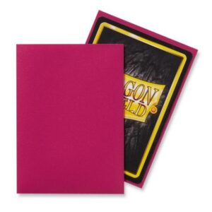 Dragon Shield – Standard Size Matte Sleeves Magenta – 100 Sleeves Bescherm je kaarten met Dragon Shield Matte Sleeves. Deze stevige sleeves combineren betrouwbare bescherming met een matte magenta achterkant, ideaal voor zowel casual als competitief gebruik. De sleeves hebben een standaardformaat van 63 x 88 mm en zijn PVC-vrij. Ze zijn geschikt voor populaire Trading Card Games zoals Magic: The Gathering, Pokémon TCG en Lord of the Rings TCG. Iedere box bevat 100 sleeves en is voorzien van een printed label waarop je eenvoudig de naam van je favoriete deck kunt noteren. SPECIFICATIES Merk: Dragon Shield Serie: Matte Formaat: Standard Size – 63 x 88 mm Inhoud: 100 sleeves Kleur: Magenta Matte achterkant PVC-vrij Geschikt voor Magic: The Gathering, Pokémon TCG, Lord of the Rings TCG en andere Standard Size kaartspellen Inclusief printed label voor het labelen van je deck Geschikt voor spelen, vervoeren en bewaren