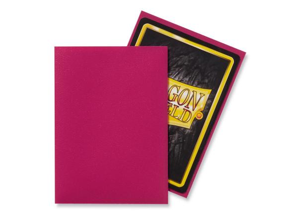 Dragon Shield – Standard Size Matte Sleeves Magenta – 100 Sleeves Bescherm je kaarten met Dragon Shield Matte Sleeves. Deze stevige sleeves combineren betrouwbare bescherming met een matte magenta achterkant, ideaal voor zowel casual als competitief gebruik. De sleeves hebben een standaardformaat van 63 x 88 mm en zijn PVC-vrij. Ze zijn geschikt voor populaire Trading Card Games zoals Magic: The Gathering, Pokémon TCG en Lord of the Rings TCG. Iedere box bevat 100 sleeves en is voorzien van een printed label waarop je eenvoudig de naam van je favoriete deck kunt noteren. SPECIFICATIES Merk: Dragon Shield Serie: Matte Formaat: Standard Size – 63 x 88 mm Inhoud: 100 sleeves Kleur: Magenta Matte achterkant PVC-vrij Geschikt voor Magic: The Gathering, Pokémon TCG, Lord of the Rings TCG en andere Standard Size kaartspellen Inclusief printed label voor het labelen van je deck Geschikt voor spelen, vervoeren en bewaren