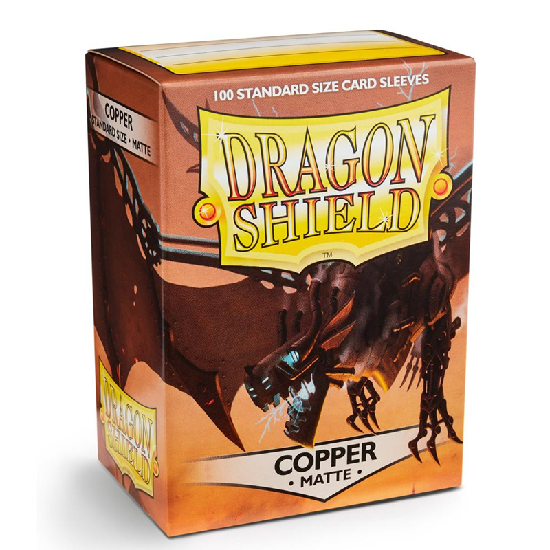 Dragon Shield – Standard Size Matte Sleeves Copper – 100 Sleeves Bescherm je kaarten met Dragon Shield Matte Sleeves. Deze stevige sleeves combineren betrouwbare bescherming met een matte koperkleurige achterkant, ideaal voor zowel casual als competitief gebruik. De sleeves hebben een standaardformaat van 63 x 88 mm en zijn PVC-vrij. Ze zijn geschikt voor populaire Trading Card Games zoals Magic: The Gathering, Pokémon TCG en Lord of the Rings TCG. Iedere box bevat 100 sleeves en is voorzien van een printed label waarop je eenvoudig de naam van je favoriete deck kunt noteren. SPECIFICATIES Merk: Dragon Shield Serie: Matte Formaat: Standard Size – 63 x 88 mm Inhoud: 100 sleeves Kleur: Koper Matte achterkant PVC-vrij Geschikt voor Magic: The Gathering, Pokémon TCG, Lord of the Rings TCG en andere Standard Size kaartspellen Inclusief printed label voor het labelen van je deck Geschikt voor spelen, vervoeren en bewaren