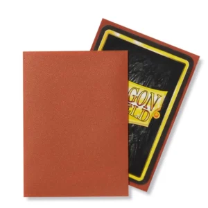 Dragon Shield – Standard Size Matte Sleeves Copper – 100 Sleeves Bescherm je kaarten met Dragon Shield Matte Sleeves. Deze stevige sleeves combineren betrouwbare bescherming met een matte koperkleurige achterkant, ideaal voor zowel casual als competitief gebruik. De sleeves hebben een standaardformaat van 63 x 88 mm en zijn PVC-vrij. Ze zijn geschikt voor populaire Trading Card Games zoals Magic: The Gathering, Pokémon TCG en Lord of the Rings TCG. Iedere box bevat 100 sleeves en is voorzien van een printed label waarop je eenvoudig de naam van je favoriete deck kunt noteren. SPECIFICATIES Merk: Dragon Shield Serie: Matte Formaat: Standard Size – 63 x 88 mm Inhoud: 100 sleeves Kleur: Koper Matte achterkant PVC-vrij Geschikt voor Magic: The Gathering, Pokémon TCG, Lord of the Rings TCG en andere Standard Size kaartspellen Inclusief printed label voor het labelen van je deck Geschikt voor spelen, vervoeren en bewaren