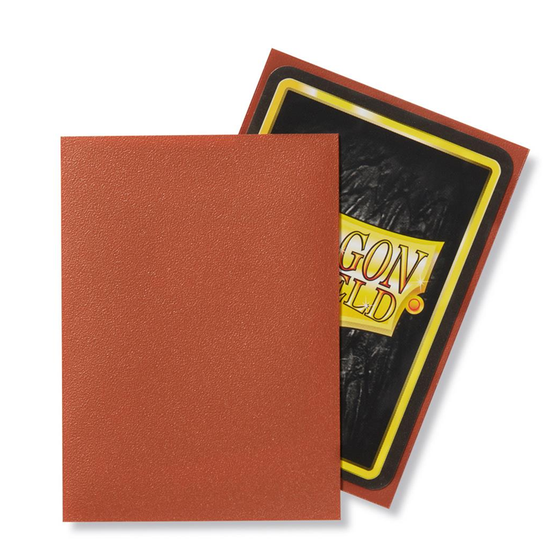 Dragon Shield – Standard Size Matte Sleeves Copper – 100 Sleeves Bescherm je kaarten met Dragon Shield Matte Sleeves. Deze stevige sleeves combineren betrouwbare bescherming met een matte koperkleurige achterkant, ideaal voor zowel casual als competitief gebruik. De sleeves hebben een standaardformaat van 63 x 88 mm en zijn PVC-vrij. Ze zijn geschikt voor populaire Trading Card Games zoals Magic: The Gathering, Pokémon TCG en Lord of the Rings TCG. Iedere box bevat 100 sleeves en is voorzien van een printed label waarop je eenvoudig de naam van je favoriete deck kunt noteren. SPECIFICATIES Merk: Dragon Shield Serie: Matte Formaat: Standard Size – 63 x 88 mm Inhoud: 100 sleeves Kleur: Koper Matte achterkant PVC-vrij Geschikt voor Magic: The Gathering, Pokémon TCG, Lord of the Rings TCG en andere Standard Size kaartspellen Inclusief printed label voor het labelen van je deck Geschikt voor spelen, vervoeren en bewaren