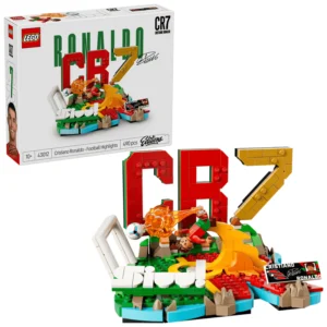 LEGO Editions – Cristiano Ronaldo Voetbalhoogtepunten 43012 Breng een eerbetoon aan voetbalicoon Cristiano Ronaldo met de LEGO Editions Cristiano Ronaldo Voetbalhoogtepunten bouwset. Bouw een uniek display vol herkenbare details en verwijzingen naar zijn indrukwekkende carrière en het Portugese nationale elftal. De basis van het model is vormgegeven rondom de initiaal van Cristiano Ronaldo en uitgevoerd in de herkenbare kleuren van Portugal. De grote CR7, zijn wereldberoemde afkorting, krijgt een prominente plek in het ontwerp. De set bevat daarnaast een Cristiano Ronaldo LEGO minifiguur en een speciaal verzamelplaatje met zijn handtekening en spelersstatistieken. Verschillende kleinere details en verwijzingen naar zijn achtergrond en voetbalcarrière maken het display compleet. Met 490 onderdelen vormt het eindresultaat een compacte maar opvallende toevoeging aan iedere LEGO- en voetbalcollectie. Productkenmerken Officiële LEGO Editions Cristiano Ronaldo bouwset Eerbetoon aan voetbalicoon Cristiano Ronaldo Displaybasis geïnspireerd op zijn initiaal Uitgevoerd in de kleuren van het Portugese nationale elftal Prominente CR7 in het ontwerp Inclusief Cristiano Ronaldo LEGO minifiguur Inclusief verzamelplaatje met handtekening en spelersstatistieken Verschillende verwijzingen naar zijn achtergrond en voetbalcarrière Ideaal als displaymodel voor iedere LEGO- en voetbalcollectie Ondersteuning via de LEGO Builder app met interactieve 3D-instructies Specificaties LEGO-nummer: 43012 Aantal onderdelen: 490 Afmetingen: ca. 11 cm hoog × 21 cm breed × 17 cm diep Serie: LEGO Editions