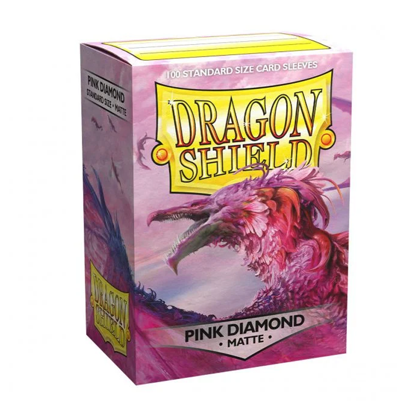 Dragon Shield – Standard Size Matte Sleeves Pink Diamond – 100 Sleeves Geef je deck een opvallende uitstraling met de Dragon Shield Matte Pink Diamond Sleeves. Deze sleeves hebben een kristalheldere voorkant en een Pink Diamond achterkant voor een stijlvolle, sprankelende look. De populaire Matte-serie van Dragon Shield heeft een gestructureerde achterkant voor uitstekende handling en combineert duurzaamheid met soepel schudden. Hierdoor zijn de sleeves ideaal voor zowel casual als competitief gebruik. De stevige kartonnen box kan na het sleeven worden gebruikt voor het bewaren van je deck en biedt ruimte aan 75+ single-sleeved kaarten of 65+ double-sleeved kaarten. Bovenop de box bevindt zich een label dat je kunt personaliseren om je deck eenvoudig te herkennen. SPECIFICATIES Merk: Dragon Shield Serie: Matte Formaat: Standard Size – 63 x 88 mm Inhoud: 100 sleeves Kleur: Pink Diamond Transparante voorkant Pink Diamond achterkant Matte, gestructureerde afwerking Ontworpen voor soepel schudden en uitstekende handling Stevige kartonnen opbergbox Ruimte voor 75+ single-sleeved kaarten Ruimte voor 65+ double-sleeved kaarten Personaliseerbaar label bovenop de box Geschikt voor Standard Size Trading Card Games