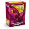 Dragon Shield – Standard Size Matte Sleeves Magenta – 100 Sleeves Bescherm je kaarten met Dragon Shield Matte Sleeves. Deze stevige sleeves combineren betrouwbare bescherming met een matte magenta achterkant, ideaal voor zowel casual als competitief gebruik. De sleeves hebben een standaardformaat van 63 x 88 mm en zijn PVC-vrij. Ze zijn geschikt voor populaire Trading Card Games zoals Magic: The Gathering, Pokémon TCG en Lord of the Rings TCG. Iedere box bevat 100 sleeves en is voorzien van een printed label waarop je eenvoudig de naam van je favoriete deck kunt noteren. SPECIFICATIES Merk: Dragon Shield Serie: Matte Formaat: Standard Size – 63 x 88 mm Inhoud: 100 sleeves Kleur: Magenta Matte achterkant PVC-vrij Geschikt voor Magic: The Gathering, Pokémon TCG, Lord of the Rings TCG en andere Standard Size kaartspellen Inclusief printed label voor het labelen van je deck Geschikt voor spelen, vervoeren en bewaren