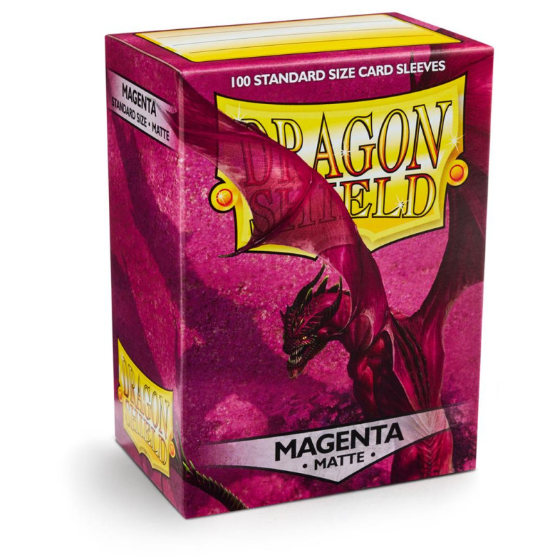 Dragon Shield – Standard Size Matte Sleeves Magenta – 100 Sleeves Bescherm je kaarten met Dragon Shield Matte Sleeves. Deze stevige sleeves combineren betrouwbare bescherming met een matte magenta achterkant, ideaal voor zowel casual als competitief gebruik. De sleeves hebben een standaardformaat van 63 x 88 mm en zijn PVC-vrij. Ze zijn geschikt voor populaire Trading Card Games zoals Magic: The Gathering, Pokémon TCG en Lord of the Rings TCG. Iedere box bevat 100 sleeves en is voorzien van een printed label waarop je eenvoudig de naam van je favoriete deck kunt noteren. SPECIFICATIES Merk: Dragon Shield Serie: Matte Formaat: Standard Size – 63 x 88 mm Inhoud: 100 sleeves Kleur: Magenta Matte achterkant PVC-vrij Geschikt voor Magic: The Gathering, Pokémon TCG, Lord of the Rings TCG en andere Standard Size kaartspellen Inclusief printed label voor het labelen van je deck Geschikt voor spelen, vervoeren en bewaren
